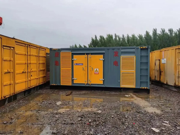 高坪柴油发电机如何判断干式空气滤清器是否需要更换？